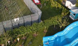 Terrain multisports et air gonflable au camping In de Bongerd aux Pays-Bas