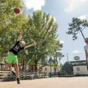 Jouez en famille sur un terrain multisport