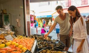 sables du midi couple fish stall